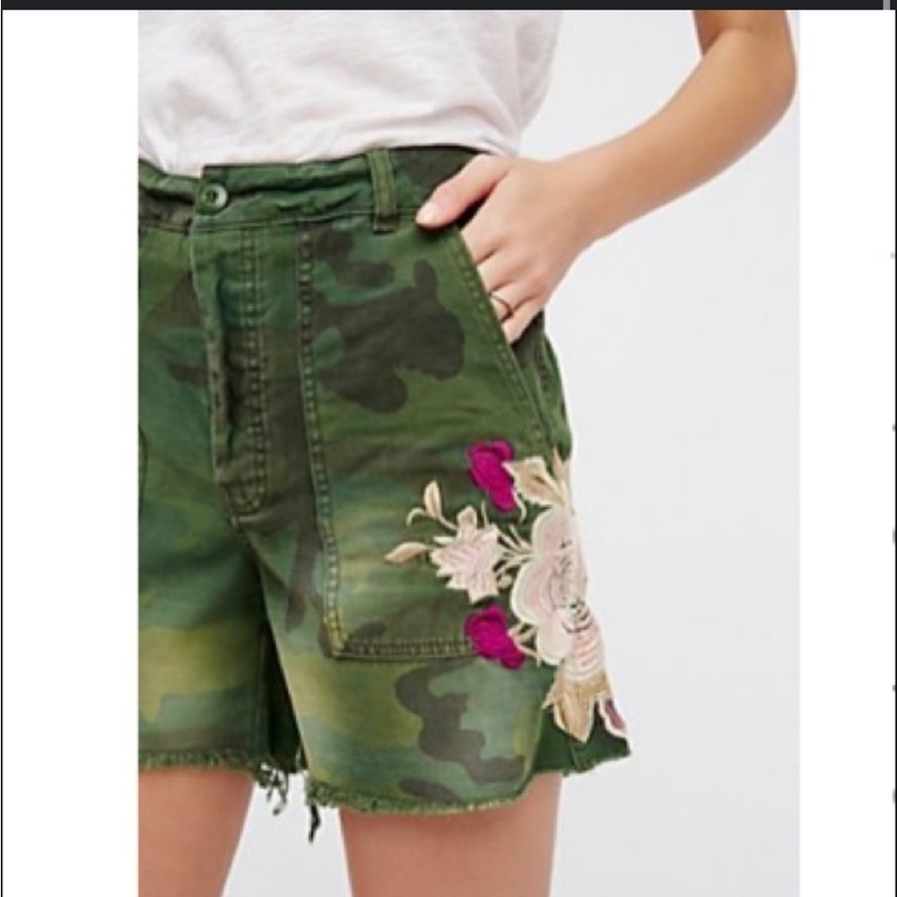 NWT FREE PEOPLE CAMO EMBROIDERED SHORTS
